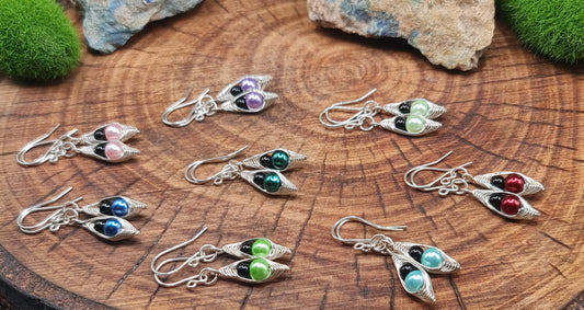 "Erbsenprinzessin" Ohrhänger mit kleinen Glaswachsperlen, umwoben von versilbertem Kupferdraht