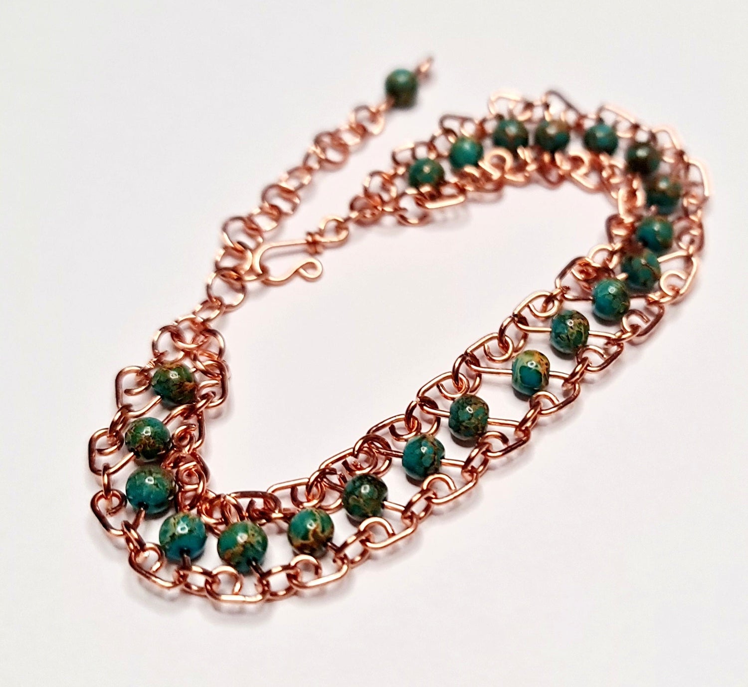 Zarte Armbänder und Armreifen