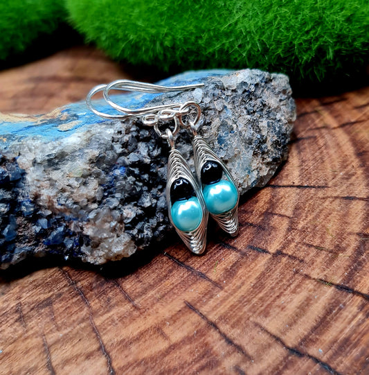 "Erbsenprinzessin"     Ohrhänger mit kleinen Glaswachsperlen, umwoben von versilbertem Kupferdraht