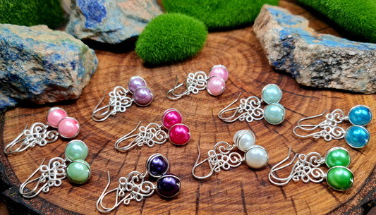 "Windhauch"   - Ohrhänger mit Glaswachsperlen und zartem Muster aus versilbertem Kupfer